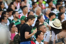 Afición en el Corona @tar.mx
