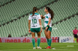 Sasha Pickard, Karla Rodriguez @tar.mx