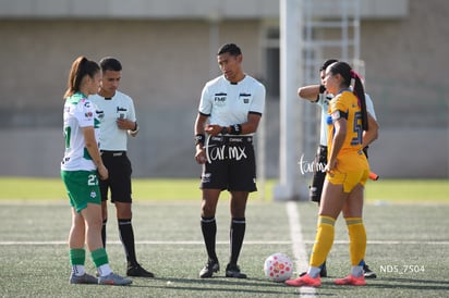 capitanas María De León, Alexa Gutiérrez