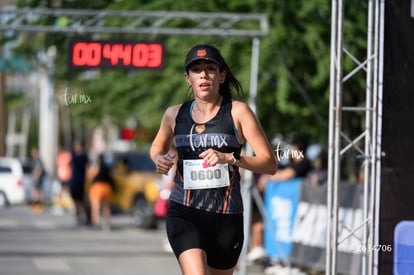 Isabel Vélez, bengalas | Carrera 5K y 10K Canacintra Torreón 2025