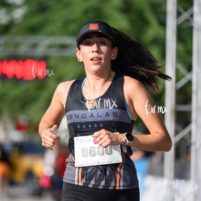 Isabel Vélez, bengalas | Carrera 5K y 10K Canacintra Torreón 2025