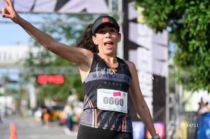 Isabel Vélez, bengalas | Carrera 5K y 10K Canacintra Torreón 2025