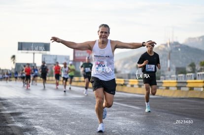 Salvador Montoya, bengalas | Carrera Chilchota 5K 10K 21K