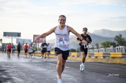 Salvador Montoya, bengalas | Carrera Chilchota 5K 10K 21K