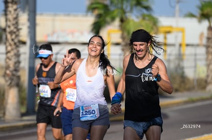 Ninnis Rojas, bengalas, rakan | Carrera Chilchota 5K 10K 21K
