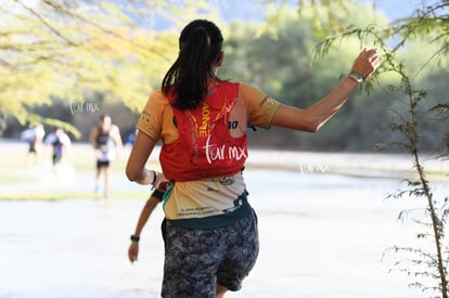 Alma Cantú, bengalas | El Cruce, sexta edición 12K y 25K