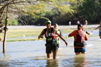 Alma Cantú, bengalas | El Cruce, sexta edición 12K y 25K