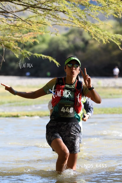 Alma Cantú, bengalas | El Cruce, sexta edición 12K y 25K
