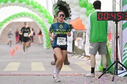 Alejandra Villegas, bengalas | SantosK 10K y 5K 2025