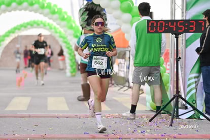 Alejandra Villegas, bengalas | SantosK 10K y 5K 2025